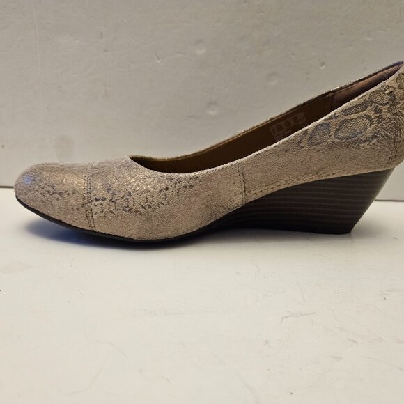 Clark's Collection Soft Cushion Wedge Pumps. US 7.5 M - Picture 9 of 16